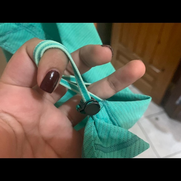 Beautiful Lululemon top - Picture 6 of 6